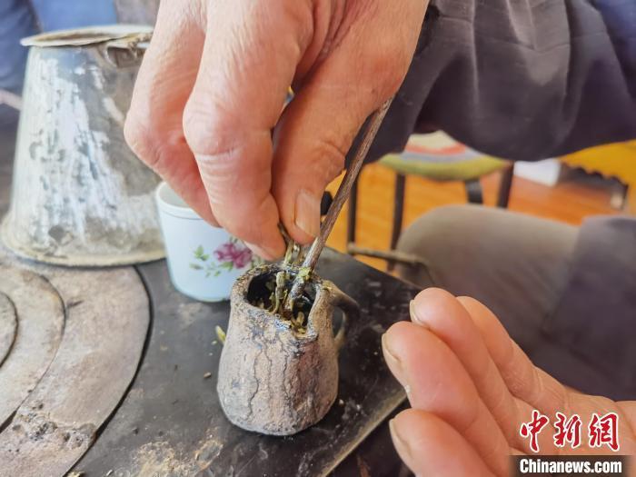 甘肃定西农村生活中的“老人与茶”:熬煮在罐罐里的岁月 甘肃定西农村生活中的“老人与茶”:熬煮在罐罐里的岁月